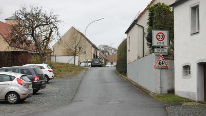 Bild: bjp
Ein neues Gesicht soll die westliche Baumgartenstraße erhalten: Die Fahrbahn wird granitgepflastert und ein gesonderter Gehweg gebaut. Der Behelfsparkplatz (links) soll in einen "Ruheplatz" mit Begrünung und Brunnen verwandelt werden.