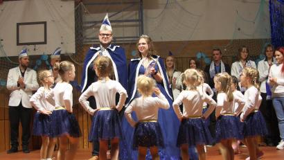 Bild: wro
Das neue Wiesauer Prinzenpaar - Melissa I. und Jakob I. - wurde von der Purzelgarde willkommen geheißen.