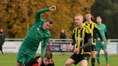 Bild: ham
Dominik Linsmeier (links) erzielte beim 4:0 bei den Sportfreunden Weidenthal seine Saisontreffer 15 und 16 für den TSV Stulln.