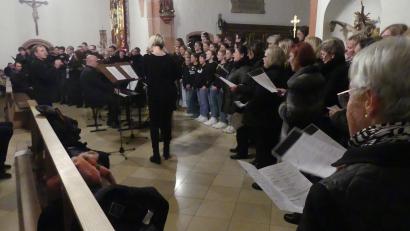 Bild: rn
Der Kirchenchor „Cantiamo“, das Ensemble „New Voices“ und die Chorklasse des Gymnasiums treten beim Benefizkonzert für den Neubau des Pfarr- und Jugendheims auf.