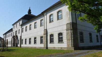 Bild: jr
In der ehemaligen Spätberufenenschule in Fockenfeld sind rund 200 Flüchtlinge untergebracht.