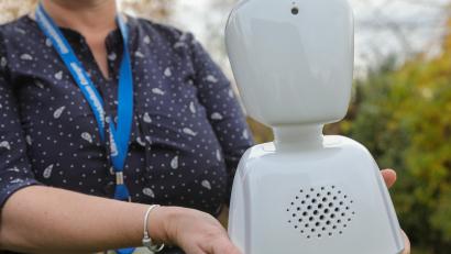 Bild: Wolfgang Steinbacher
So sieht ein "Schulroboter" aus. Eigentlich ist es ein Avatar, der ein länger erkranktes Kind im Klassenzimmer vertritt, den Unterricht dort mitverfolgt und live zum Patienten überträgt. Der kann den Roboter über ein Tablet steuern.