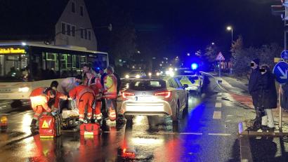 Bild: Polizei Sulzbach-Rosenberg
Feuerwehrleute und ein Polizist leisteten bei dem Unfall sofort Erste Hilfe.