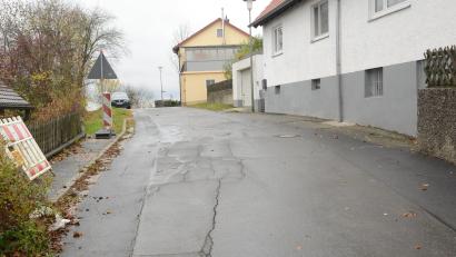Bild: bey
Die Bergstraße soll im zweiten Bauabschnitt bis zur Einmündung in die Lichtensternstraße ausgebaut werden. Das rund 100 Meter lange Teilstück kostet 1,8 Millionen Euro.