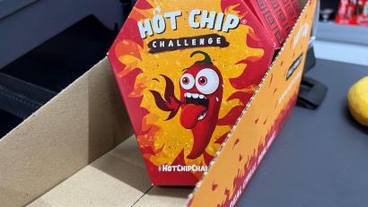 Bild: Doreen Garud/dpa
Mehrerer Packungen der „Hot Chip Challenge“ liegen bei einem Späti neben der Kasse.