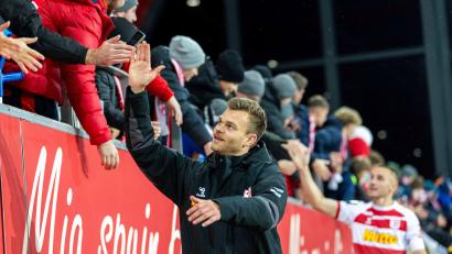 Bild: Sascha Janne
Benedikt Saller und die Fans klatschen nach dem 2:0-Sieg gegen den SSV Ulm ab. Der Jahn ist seit acht Spielen ohne Punktverlust.