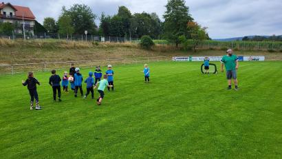 Archivbild: TSV Neualbenreuth/exb
Immer mehr Kinder fangen beim TSV Neualbenreuth das Fußballspielen an. Hier eine Station beim Ferienprogramm mit Vorsitzendem Daniel Grillmeier.