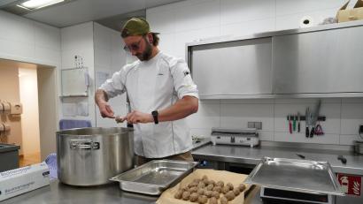 Bild: kaz
Das Restaurant „Holzfellas“ in Wiesau wurde von Slow Food Deutschland mit der "Roten Schnecke" ausgezeichnet. Das Foto zeigt Küchenchef Ingo Mark beim Herstellen von Kroketten aus Bauch- und Nackenfleisch vom Sikahirsch.