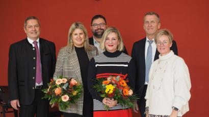 Bild: kek
Bürgermeister Joachim Neuß, Konrektorin Sandra Weber, Elternbeiratsvorsitzender Michael Lehner (von links) sowie die Personalratsvorsitzende am Schulamt Amberg-Sulzbach, Michaela Bergmann und Schulamtsdirektor Gerald Haas (von rechts) führten Stefanie Lutye Küst (Vierte von links) in ihr neues Amt als Schulleiterin der Grundschule Auerbach ein.