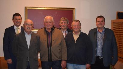 Bild: bnr
Die Gemeinde Trausnitz zeichnete Hans Köppl (Mitte), Georg Blöth (Zweiter von links) und Richard Braun (Zweiter von rechts) für ihre herausragenden Verdienste mit der Verdienstmedaille der Gemeinde Trausnitz aus. Bürgermeister Martin Schwandner (links) und seine beiden Stellvertreter Josef Prechtl (Dritter von rechts) und Markus Lehner (rechts) nahmen die Ehrung vor.