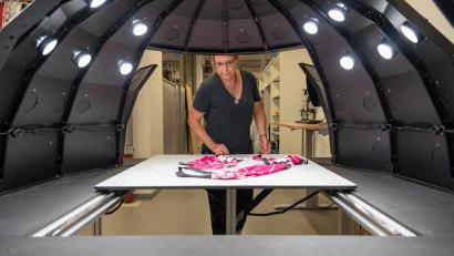 Bild: BGHW
Katrin Scholtz, Mitarbeiterin bei Witt Weiden, beim Drapieren der Stoffmuster.