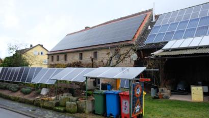 Bild: do
Gleich über sechs Bauanträge für ein denkmalgeschütztes Anwesen in Münchsreuth muss der Gemeinderat Speinshart entscheiden. Besonders umstritten sind die PV-Module an der Grundstücksgrenze entlang der Dorfstraße, die der Eigentümer als Sicht- und Sicherheitsschutz definiert