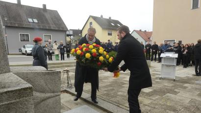 Bild: bey
Bürgermeister Ernst Lenk und Oberstleutnant a.D. Thomas Lewerenz, Vorsitzender der Soldaten- und Reservistenkameradschaft Schirmitz, legen am Kriegerdenkmal zu Ehren der Toten aus Kriegen, Terror und Gewaltherrschaften einen Kranz nieder.