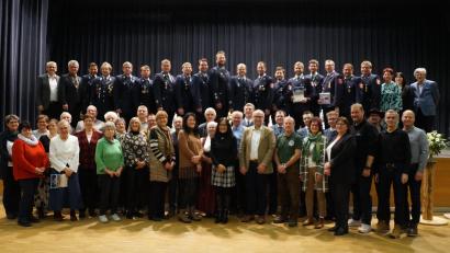 Bild: wel
Groß ist die Zahl der Geehrten, die sich zur Freude von (obere Reihe von links) MdL Martin Scharf und Bürgermeister Martin Birner sowie (obere Reihe zweite von rechts) stellvertretender Landrätin Birgit Höcherl zum Wohle der Gemeinschaft einsetzen.