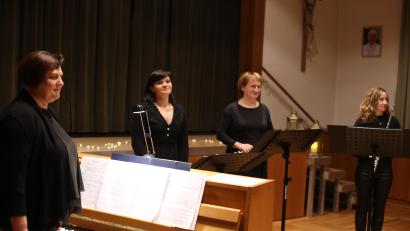 Bild: hbl
Die vier Musikerinnen des Ensembles kwerTETT. Von links: Klara Bäumler am Klavier., Maren Gleixner (Gesang), Marion Elling und Annemarie Bauer (Querflöten)