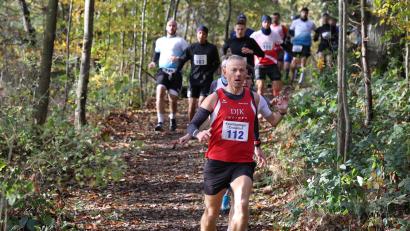 Bild: &quot;Theo Kiefner 
Andreas Hecht von der DJK Weiden (vorne) wurde beim Crosslauf in Feuchtwangen Zweite rund sicherte sich damit den Titel eines bayerischen Polizei-Meisters.