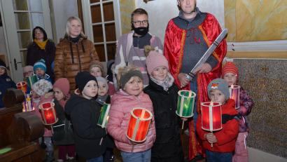 Bild: dob
"Leuchte mein Laternchen" singen die Kinder beim Rundgang in der katholischen Stadtpfarrkirche.