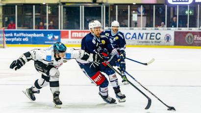 Bild: Elke Englmaier
Luca Gläser (rechts) und die Blue Devils Weiden können am Freitag wie geplant in Bayreuth gegen die Tigers antreten.