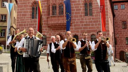 Archivbild: Bernd Müller
Die Birgländer Musikanten - im Bild 2009 vor dem Rathaus – sind aus der Sulzbach-Rosenberger Volksmusikszene nicht wegzudenken. Unter der Leitung von Matthias Fiedler (rechts) feierte die Formation viele Erfolge.