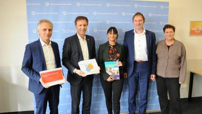 Bild: Stephan-Park/exb 
Warfen einen Blick auf den Ausbildungsmarkt in der mittleren Oberpfalz (von links): Agenturleiter Siegfried Bäumler, Hans Schmidt (Handwerkskammer), Ute Schwarz (IHK Regensburg), Bernhard Lang und Silke Gresser (beide Agentur für Arbeit Schwandorf).