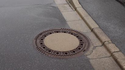 Bild: bkr
Eine große Schwachstelle der Kanalisation in der Hofloher Straße ist dort, wo der Abwasserkanal aus der Finkenstraße im rechten Winkel auf die Kanalisation in der Hofloher Straße trifft. Aus dem Kanalschacht im Vordergrund sprudelt bei Starkregenverhältnissen nicht nur Regenwasser. Die benachbarten Grundstücke und Gebäudeflächen wurden in der Vergangenheit bereits mehrmals mit dunkler Brühe überschwemmt. Damit soll im kommenden Jahr Schluss sein.