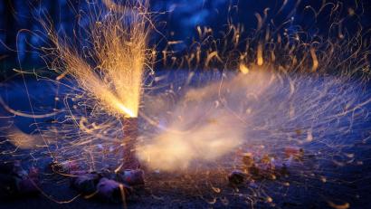 Symbolbild: Tobias Kleinschmidt /dpa
Die Bundespolizei warnt vor der Einfuhr, dem Besitz und dem Verkauf illegaler Böller aus Tschechien.