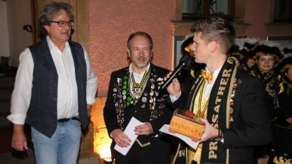 Bild: sne
Bürgermeister Bernhard Stangl (Mitte) hat Schlüssel und Stadtkasse an Spielleiter Dominik Kormann und Faschingspräsident Martin Reis überreicht .
