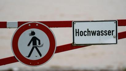 Symbolbild: Andreas Arnold/dpa
Ein Hochwasser-Schild steht an einem überfluteten Feld.