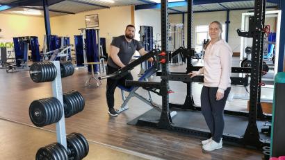 Bild: Portner
Thomas Albang (links) übernimmt das Oberviechtacher Fitnessstudio „Dailyfit“ von der bisherigen Inhaberin Simone Sempf (rechts). Der 34-Jährige stemmt auch den Umzug des Geräteparks in die neue Halle.