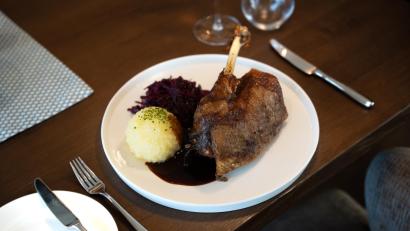Bild: Graf, Jakob
Röhrig viertelt seine Gans einfach mit einem Brotmesser und serviert sie klassisch mit Blaukraut, Knödel und Soße.