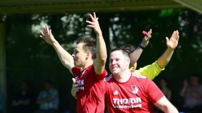 Archivbild: mhs
Julian Kiener (links) erzielte den Treffer zum 1:0-Sieg der SpVgg Pfreimd gegen die Landesliga-Reserve der SpVgg SV Weiden.