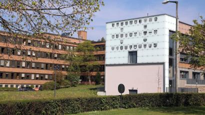 Archivbild: Götz
Der Erweiterungsanbau zum Landratsamt (rechts; hier eine Aufnahme aus dem August dieses Jahres) wurde zum Zankapfel bei der jüngsten Sitzung des Kreisausschusses.