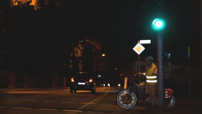 Archivbild: Deutscher Verkehrssicherheitsrat
Die Polizei empfiehlt Fußgängern und Radfahrern reflektierende Kleidung zu tragen, damit sie für andere Verkehrsteilnehmer besser zu erkennen sind.