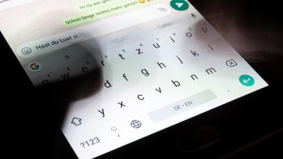 Symbolbild: Fabian Sommer
Eine Mutter hatte sich von ihrem Sohn einen kinderpornografischen Inhalt weiterleiten lassen, nachdem dieser in der Schule die Runde machte. Nun wird sie juristisch belangt. Diese Regelung soll nun nachgeschärft werden.