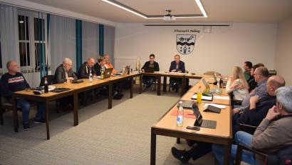 Bild: bnr
Der Gemeinderat Schwarzach muss bei seinem Haushalt für 2023 nachjustieren.