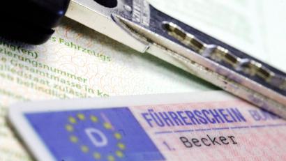 Symbolbild: Marius Becker/dpa 
Auch Personen mit einem ausländischen Führerschein dürfen in Deutschland Autos bewegen. Wer dauerhaft in Deutschland lebt, benötigt nach 6 Monaten eine deutsche Fahrerlaubnis.