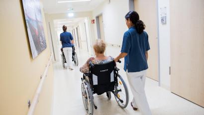 Symbolbild: Daniel Bockwoldt/dpa
Im Idealfall sollen Patienten aus der Akutgeriatrie wieder in ihr gewohntes häusliches Umfeld zurückkehren können.