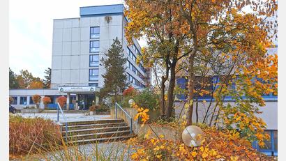 Bild: Portner
Die Asklepios-Klinik Oberviechtach leistet eine Basisnotfallversorgung für 32 700 Einwohner der Region. Klinikleitung und Stadtrat appellieren an eine bayerische Lösung nach Wegfall des Sicherstellungszuschlages seit Mai 2023.