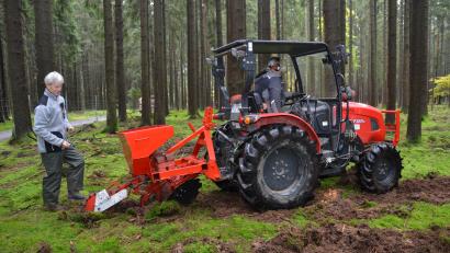 Bild: dob
Furche um Furche zieht die Maschine, hinter der Forstdirektor Gerhard Hösl noch händisch einige Samen zusätzlich ausbringt.