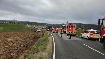 Bild: obe
Zu einem Verkehrsunfall kam es am Dienstagmorgen auf der Staatsstraße 2177 auf Höhe des Ortsteils Stöcken bei Neusorg. Eine 22-Jährige hatte beim Überholen einen Lastwagen übersehen.