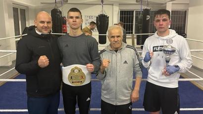 Bild: mzi
Der BC Amberg freut sich über die Erfolge seiner Boxer bei der "Bayerischen": (von links) Trainer Ruslan Schönfeld, Kirill Burbach, Trainer Ahmet Göksu und Daniel Belz.