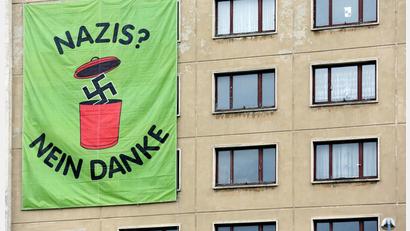 Archivbild: dpa
Ein Plakat hängt anlässlich eines Aufmarschs von Rechtsextremisten an einem Haus. Im Stadtmuseum finden zwei kostenlose Workshops mit Argumentationstraining statt.