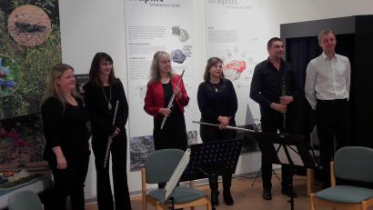 Bild: Geo-Zentrum/exb
Einen Genuss bereiteten Susanne Karban, Janina Leinhäupl, Viola Schweinfurter, Julia Schubert, Markus Krisch und Christoph Pöllmann (von links) mit ihrem Herbstkonzert „Flöte and Friends“ im Geo-Zentrum an der KTB