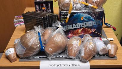 Bild: Bundespolizei Waidhaus/exb
Die Einkaufstour in Tschechien endete für drei Niederländer am Montag in den Armen der Bundespolizei in Waldsassen. Dort mussten sie 17 Kilogramm verbotene und erlaubnispflichtige Pyrotechnik abgeben.