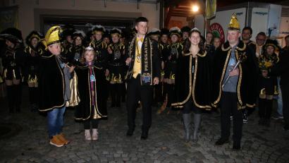Bild: sne
Faschingspräsident Martin Reis (Mitte) verkündet die neuen Prinzenpaare Benjamin I., Emma I., Melanie I. und Fabian II.