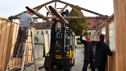 Bild: ubb
Der Aufbau der Budenstadt beginnt immer mit der Installation der Hütten direkt auf der Fischhofbrücke. Hauptorganisator Franz Göhl (re. hinten) legte selbst mit Hand an. Die Holzbuden hat er vor gut acht Jahren selbst konstruiert und gebaut.