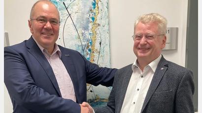 Bild: Klinikum Fichtelgebirge/exb
Klinikum-Vorstand Alexander Meyer (links) dankte Dr. Wolfgang Schafhauser (rechts) für seine Leistungen.