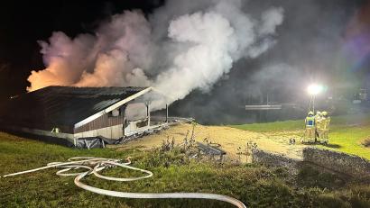 Bild: Kreisbrandinspektion Amberg-Sulzbach
In Ensdorf hat ein Gartenhaus gebrannt, weshalb zahlreiche Feuerwehr-Einsatzkräfte ausrückten.