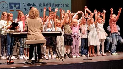 Archivbild: R. Kreuzer
Elvira Kuhl (am Piano) wird mit ihren Gesangsschülern zugunsten der Hilfsaktion "Lichtblicke" zeigen, wie angenehm die Vorweihnachtszeit in der Kirche St. Dionysius in Neunkirchen klingen kann.