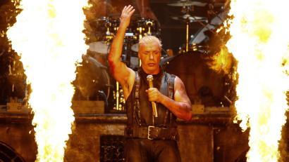 Archivbild: Axel Heimken
Auf ihren Konzerten sorgt die Band Rammstein rund um Frontmann Till Lindemann mit Pyrotechnik für Aufsehen. Zuletzt hagelte es wegen vermeintlicher sexueller Übergriffe Kritik gegen den Sänger.